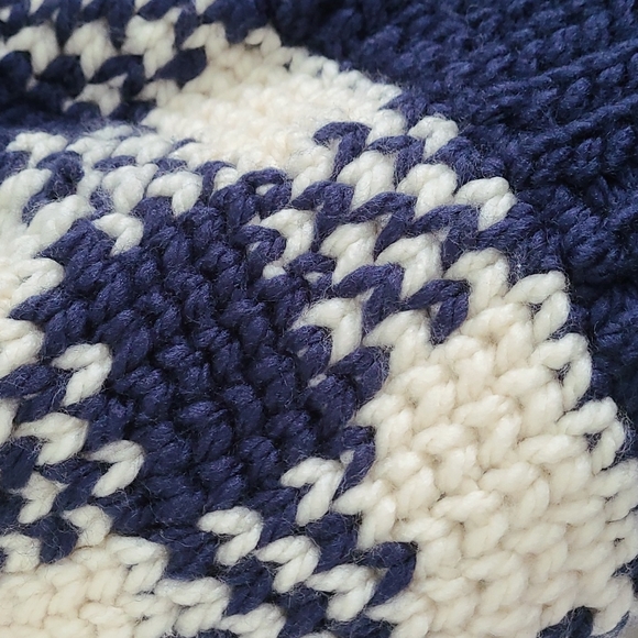 Hand knit hat - Picture 2 of 2